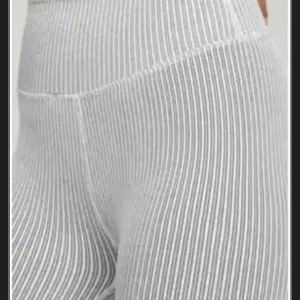 Good American| NWOT Women’s Size 3/4 Black and White Striped Ribbed Leggings - Picture 8 of 8